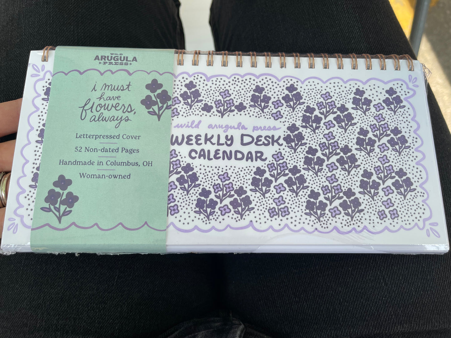 Undated weekly desk calendar. Floral design