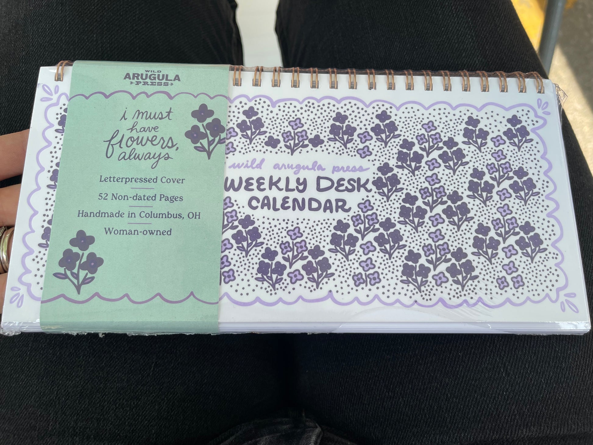 Undated weekly desk calendar. Floral design